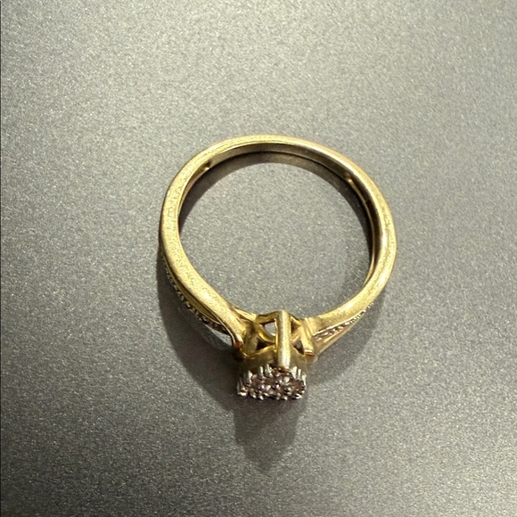 Size 7 - Elegant 10 carat Gold ring with 0.33 carats diamonds